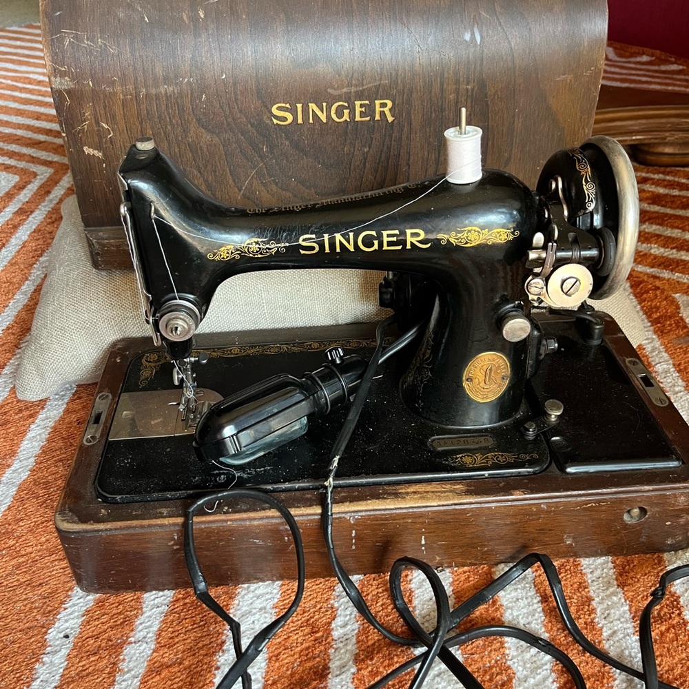 Vintage 1920’s Singer Sewing Machine with Case